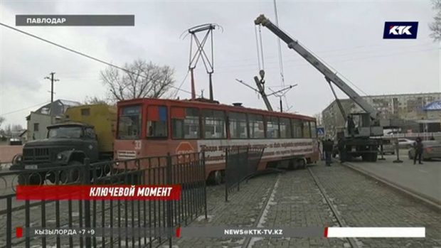 Павлодардың орталығында ішінде жолаушылары бар трамвай рельстен шығып кетті