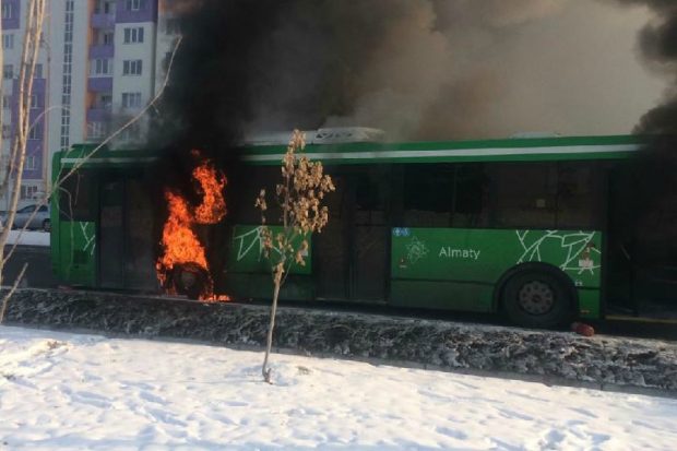 Алматыда жолаушылар автобусы өртке оранды (видео)