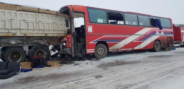 Қарағанды облысында жолаушылар автобусы мен жүк көлігі соқтығысты