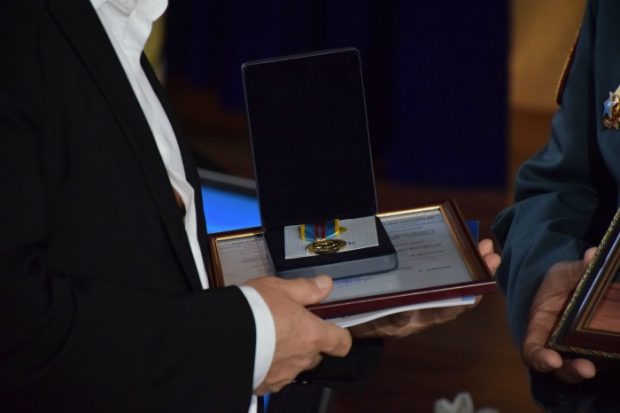 «Қоғамдық тәртіпті сақтауға қосқан үлесі үшін»: ІІМ басшысы Денис Тенге қайтыс болғаннан кейін медаль табыстады
