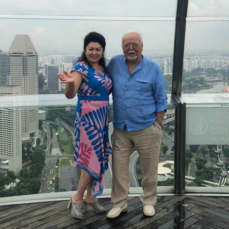 Асанәлі Әшімов өзінен 34 жас кіші жұбайымен бірге Сингапурда демалып жатыр (фото)