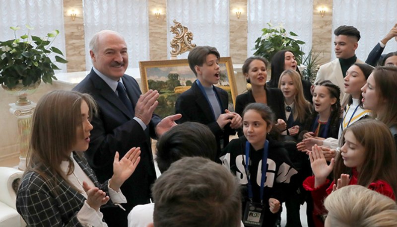 Естен кетпес кездесу: Беларусь президенті Данэлия Төлешоваға қандай сыйлық берді?