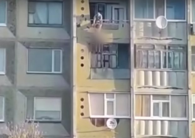 Қостанай облысында тыр жалаңаш күйінде биіктен секіріп кетпек болған әйел балконда ілініп қалды (видео)