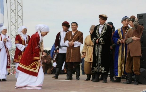 Сәлем салудан ләззат аламын: қазақстандық қыздар салт-дәстүрге қатысты пікірлерімен бөлісті