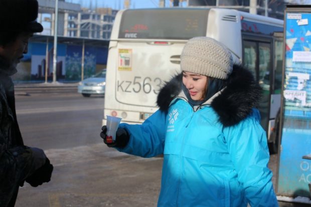 Астана жастары қақаған аязда тұрғындарға тегін шай таратуда