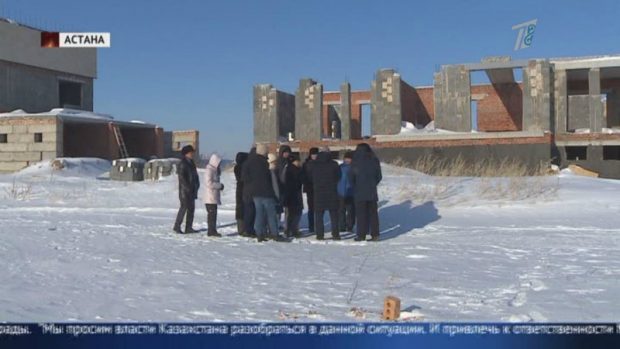 "Халықты зар жылатып отыр": Астанада 5 жылдан бері үйін ала алмай жүрген үлескерлер шу шығарды