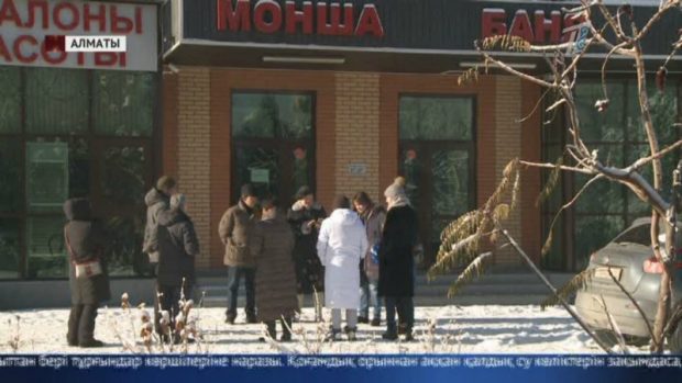 "Үйіміз құлап қала ма деп қорқамыз": Алматылық тұрғындар үйдің астыңғы қабатындағы моншаға қарсы