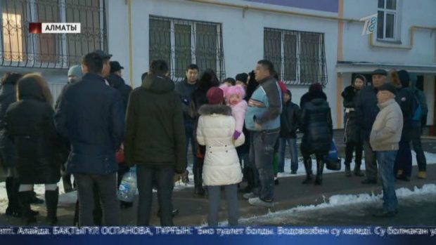 "Қалай өмір сүруге болады?": Алматыда мемлекеттік бағдарлама бойынша ипотекаға үй алған тұрғындар шу шығарды